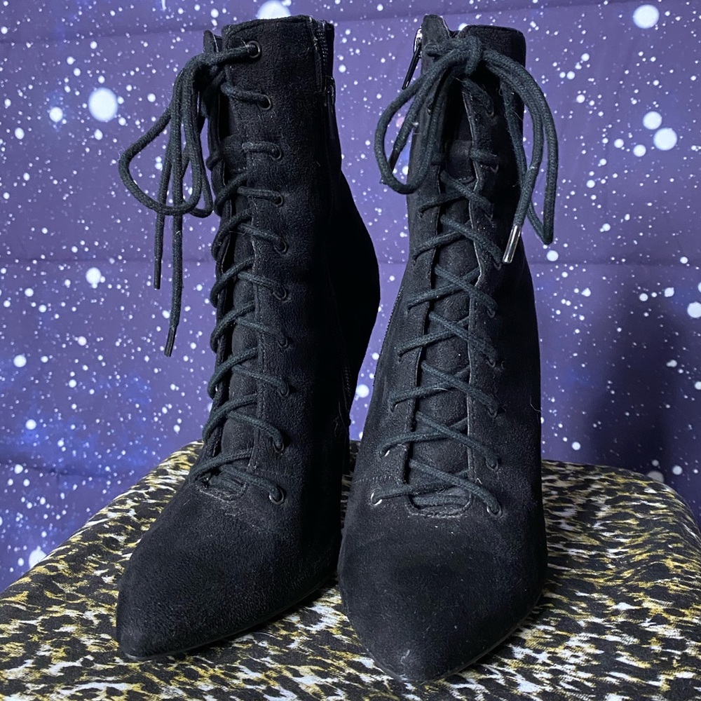 Black booties with pointed heel - tie up
